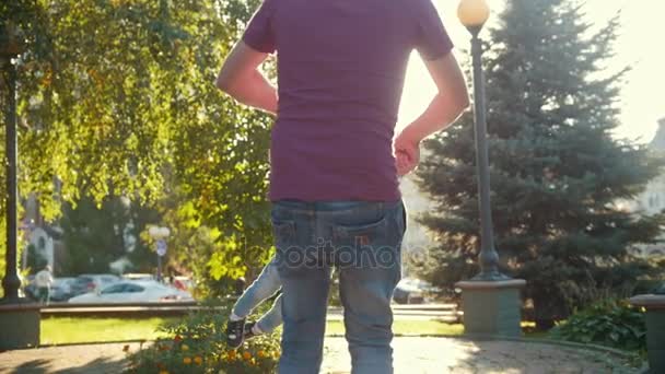 Feliz padre e hijo jugando en el parque de verano - cámara lenta — Vídeos de Stock