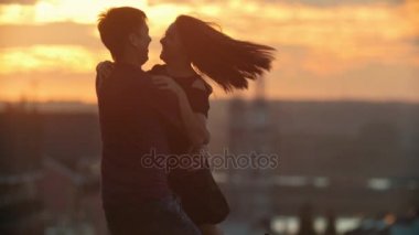 Çift Romancing yavaş gün batımında sevgi dolu