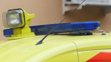 Işık flaş Acil Ambulans araba üzerinde yanıp sönen kafa