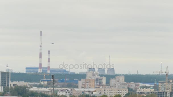 Hubschrauber fliegt über Chemiefabrik — Stockvideo