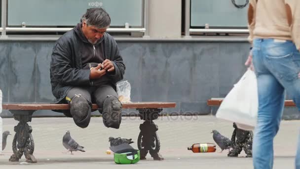 Sin hogar mendigo discapacitado en la calle de la ciudad — Vídeos de Stock