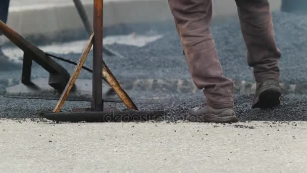 Arbetstagare skapar nya asfalt - vägkonstruktion i city — Stockvideo
