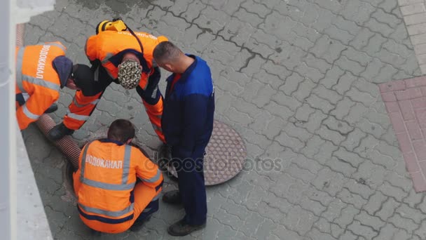 Kazan, Russie - 21 septembre 2017 - Les travailleurs en salopette orange nettoient les égouts, Vodocanal - services publics municipaux — Video