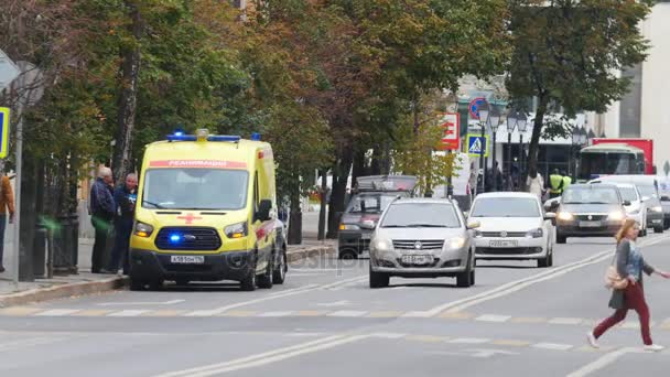 Казань, Росія - 21 вересня 2017: до швидкої допомоги автомобіля, що стоїть на міській вулиці — стокове відео