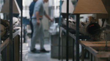 Fiberglas çubuklar - kompozit takviye imalatı - işçilerin bitki üretimi için bitki