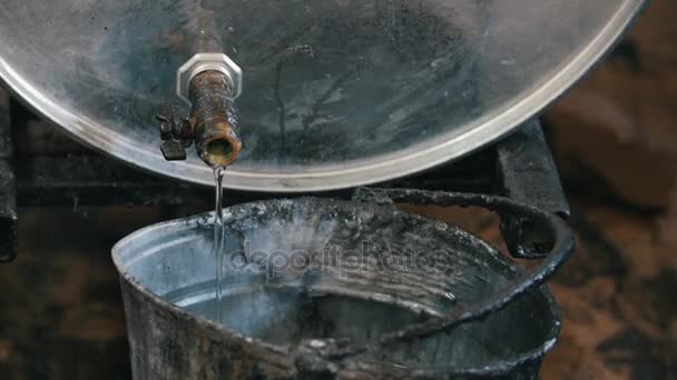 Motoröl oder chemische Flüssigkeit in den alten zerkratzten Eimer gießen — Stockvideo
