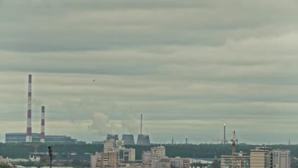 Chemical plant on city skyline - vapor and smoke from pipeline, time-lapse — Stock Video