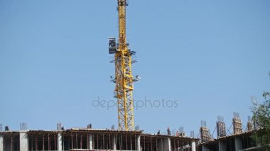 Çalışma vinç inşaat sahasında - modern yaşam bina - işçi