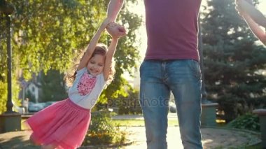 Yaz park, çocuklarla oynarken babası ağır çekim