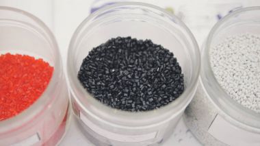 Ekstruder plastik ekstrüzyon fabrikası - kırmızı, siyah ve beyaz yapmak için üzerinde plastik granül