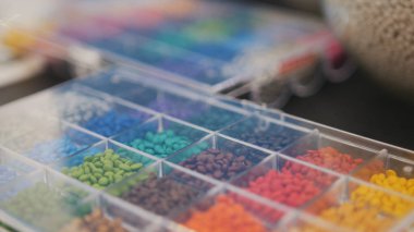 Ekstruder plastik ekstrüzyon fabrikada üzerinde yapmak için üzerinde renkli plastik granül