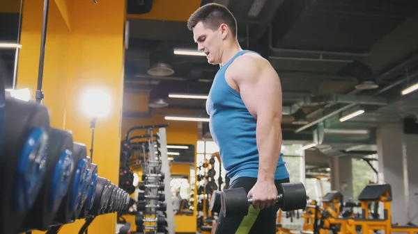 Bodybuilding in the gym - young sporty man performs training for arm — Stock Photo, Image