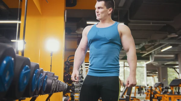 Spor salonunda - vücut geliştirme kas sportif delikanlı var dinlenme eğitimden sonra