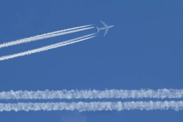 Passengers airplane is flying in perfect blue sky — Stock Photo, Image