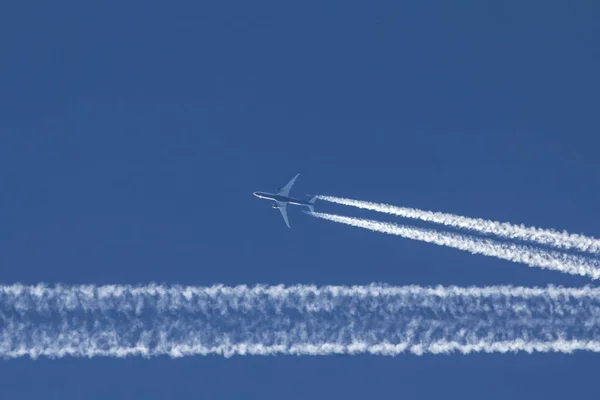 Passengers jet is flying in perfect blue sky — Stock Photo, Image