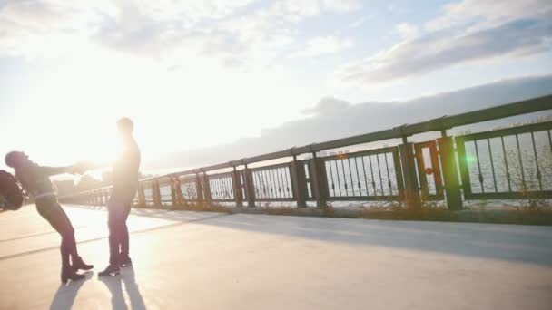 Νέοι ζευγάρι στον χώρο περιπάτου της πόλης, ο άνθρωπος αγκαλιά και spin φίλη στο ηλιοβασίλεμα, σε αργή κίνηση — Αρχείο Βίντεο