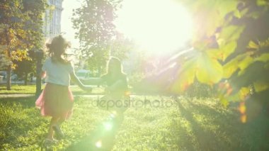 Gün batımında - yavaş hareket yaz Park küçük oğlu genç anne çalış