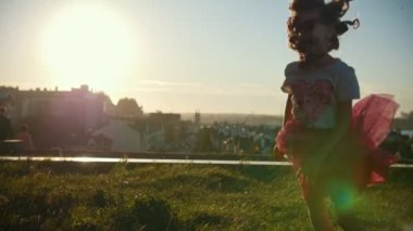 Küçük kız çocuk çalışan, oyun ve gülüyor, ağır çekim