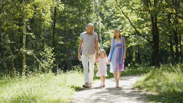 Bonne famille marchant dans le parc à la journée ensoleillée — Photo