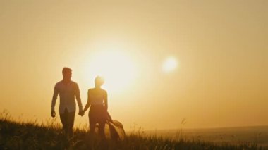 Seven çift - cesur genç adam ve gün batımı siluet, güzel kıza yavaş hareket