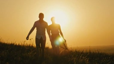 Seven çift - cesur genç adam ve gün batımı siluet, güzel kız