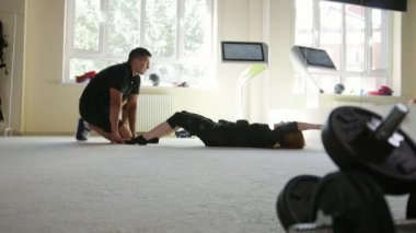 EMS - abs için eğitim - fitness eğitmeni koçluk genç bir kız tarafından - bir fitness kulübünde sporcular elektronik fitness yelek giymek modern spor salonu