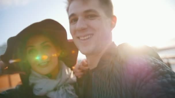 Pareja feliz haciendo selfie en el paseo de la ciudad — Vídeos de Stock