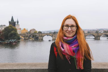 Kadın turizm seyahat Şehir Parkı Prag, bulutlu sonbahar