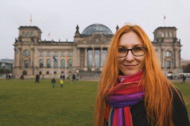 Kızıl saçlı genç kadın Berlin, Almanya'da Alman hükümeti bina Reichstag yakınındaki