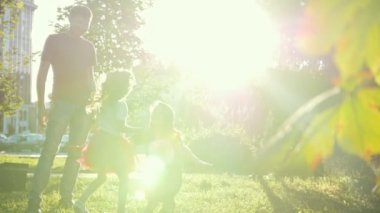 Gün batımında - yavaş hareket yaz Park küçük oğlu genç anne çalış