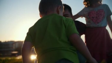 Mutlu sağlıklı aile yürüyüş açık - küçük beyaz oynama ve babası ve kız kardeşi, yavaş hareket ile gülen çocuk yürümeye başlayan çocuk