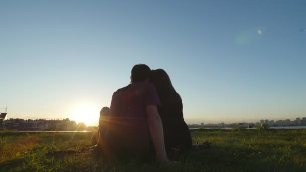 Familj i solnedgången - far, mor och Lille son promenader utomhus — Stockvideo