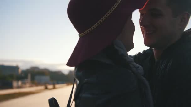 Pareja feliz abrazándose al atardecer al aire libre - ciudad de otoño — Vídeos de Stock