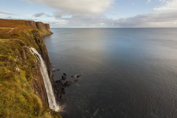 Cachoeira Kilt rock em terras altas escocesas - um milagre da natureza — Fotos gratuitas
