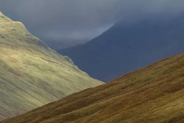 Otoño monta paisaje en rocas escocesas - skye island — Foto de Stock