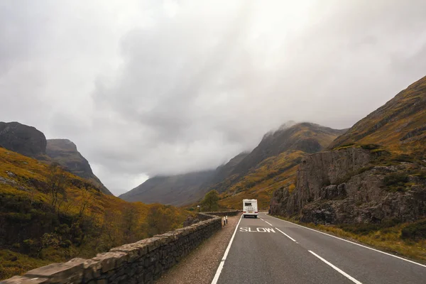 Trailer pick-up RV di jalan gunung di Skotlandia — Foto Stok Gratis