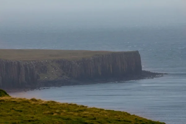 Scottish rock seascape, Isola di Skye, Scozia, Regno Unito — Foto Stock