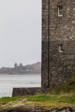 Iskoçya 'da göldeki eski İskoç kalesinin bir parçası