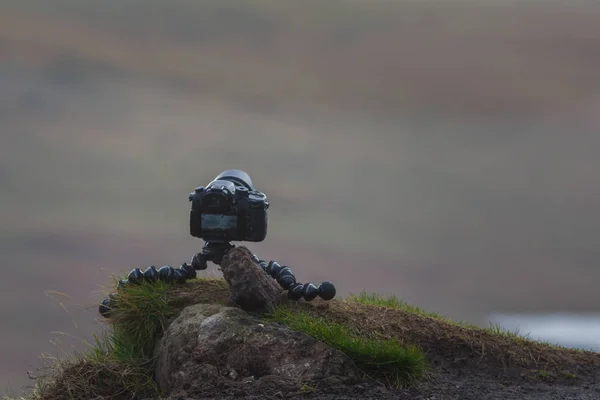 Fotocamera su treppiede mobile che scatta time-lapse nelle rocce delle Montagne — Foto Stock