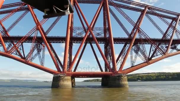 Vierte Eisenbahnbrücke in edinburgh - Wasserfähre — Stockvideo
