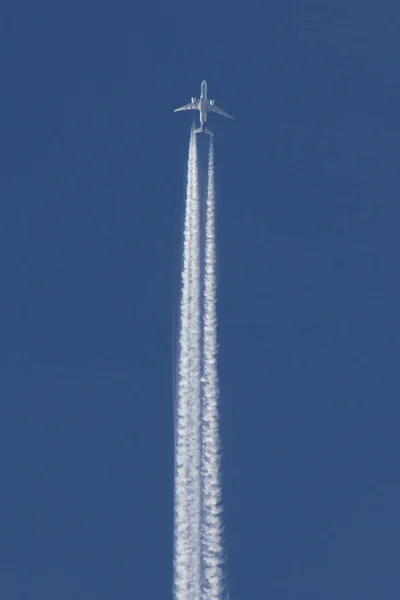 Airplane in blue sky - jet trace — Stock Photo, Image