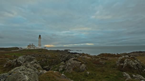 -在苏格兰，黄昏时移 nord 海上的灯塔 — 图库视频影像