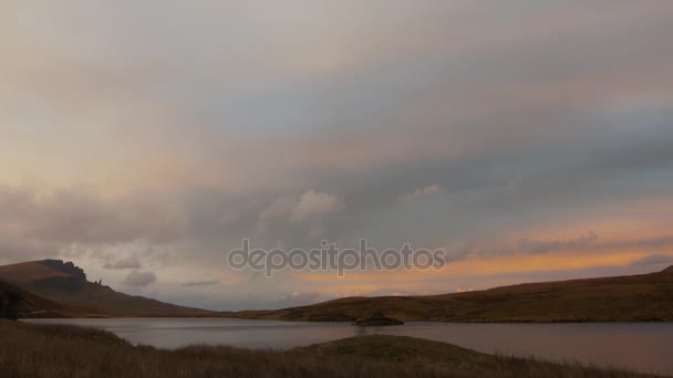 Puesta de sol sobre el lago de montaña en Escocia, lapso de tiempo — Vídeo de stock