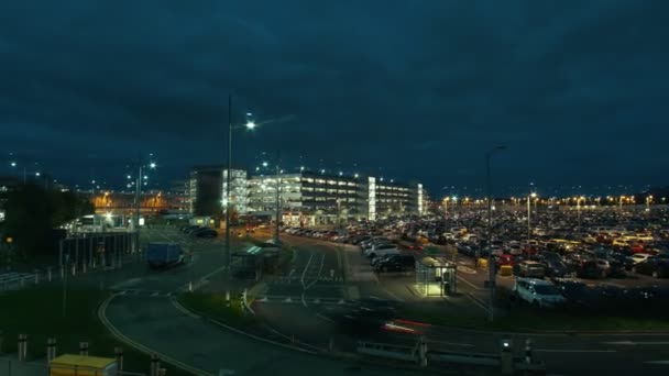 Aparcamiento en el aeropuerto - noche de lapso de tiempo — Vídeos de Stock