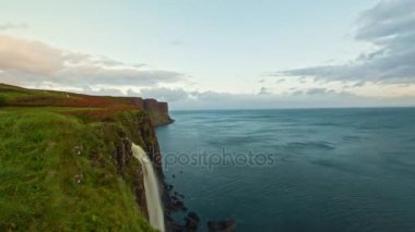 Şelale İskoç eteği Rock - deniz - Isle of Skye, yayla bölgesi, İskoçya içine su düşmek - hızlandırılmış