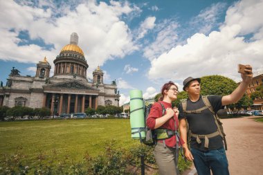 Isaac Katedrali, Saint-Petersburg karşı selfies alarak turist genç Çift