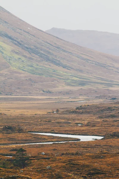 Горный пейзаж с рекой - вид на высокогорье Шотландии, осень — Бесплатное стоковое фото