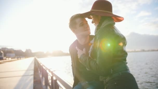 Romantiska par sitter på city strandpromenad vid solnedgången — Stockvideo