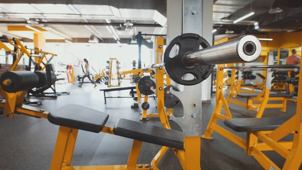 Interieur van de moderne Fitness Gym - gele kleur — Stockfoto