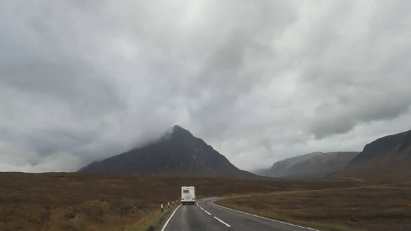 Remolque de recogida de autocaravanas en carretera de montaña en Escocia — Foto de Stock